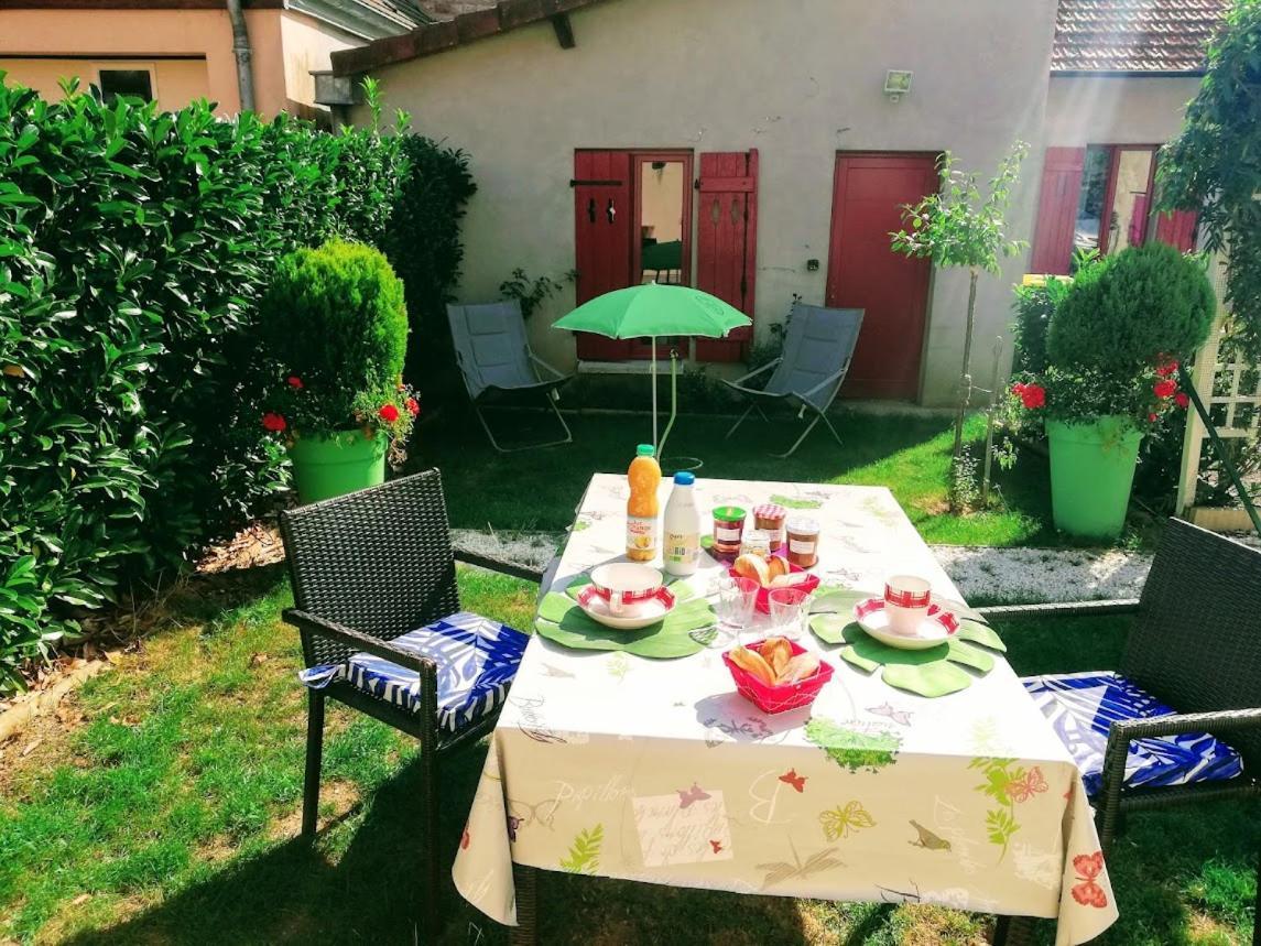 Chambre Avec Salle De Bain Privatisee Avec Petit Dejeuner Compris Auxonne Esterno foto